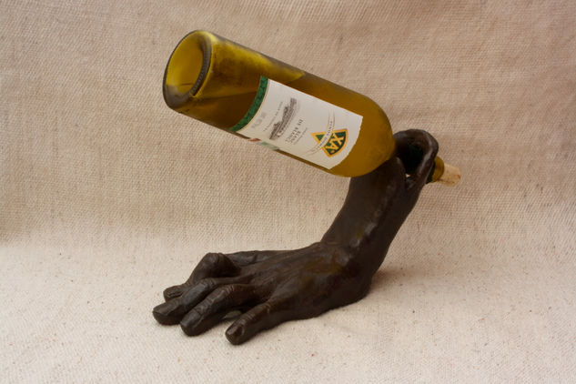 Mano y Botella Bronce Figurativa