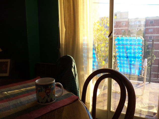 un hilo se sol sobre la  mesa