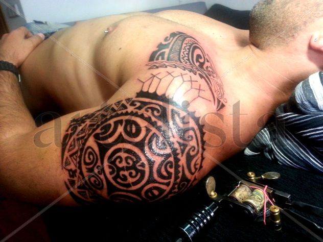 Tatuaje Maori por Moacir Lemos Tatuador  Madrid