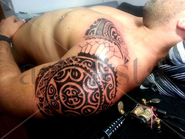 Tatuaje Maori por Moacir Lemos Tatuador  Madrid 