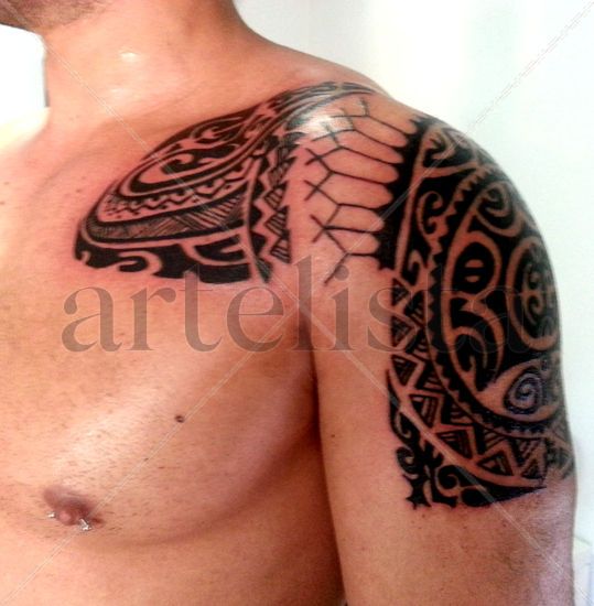 Arte Maori sobre piel por tatuador Moacir Lemos Ink Leather Others