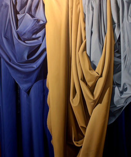 Pliegues en azul y oro
