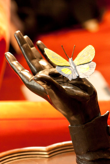 Mano con mariposa 1 Bronze Figurative