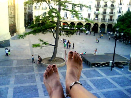Con los pies colgando