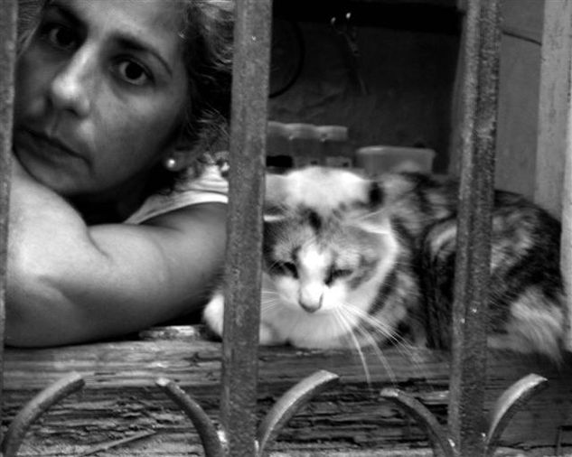 Maria y la gata Other Themes Black and White (Digital)