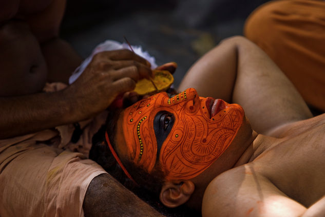 A Theyyam-Dancer gets his face ritually painted Viajes Color (Digital)