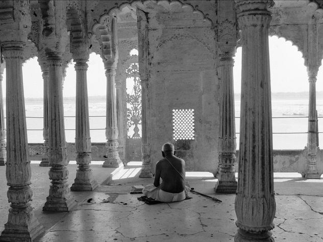 Sitting in Meditation Travel Black and White (Manual)