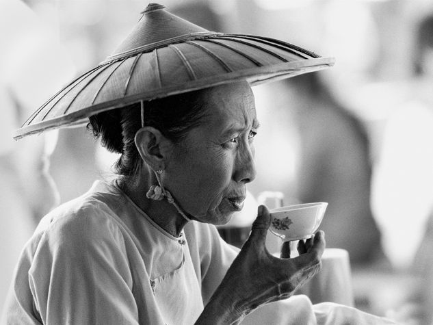 Old burmese lady drinking tea Travel Black and White (Manual)