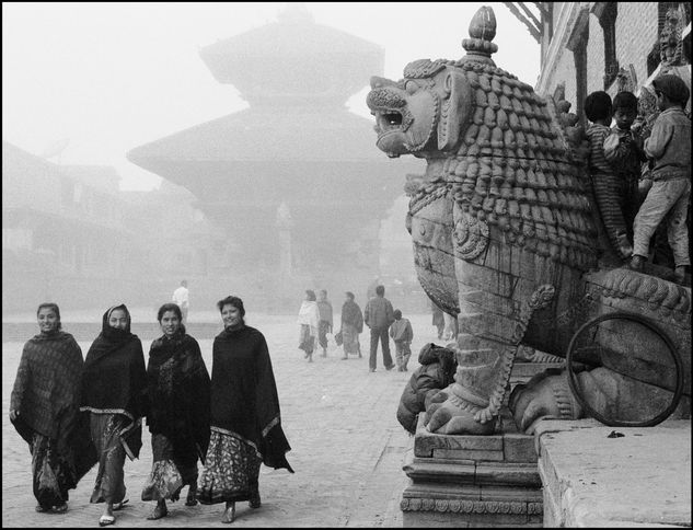 A foggy Bhaktapur morning Viajes Blanco y Negro (Química)