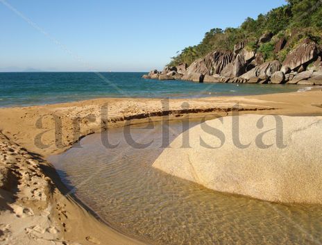 Praia deserta.