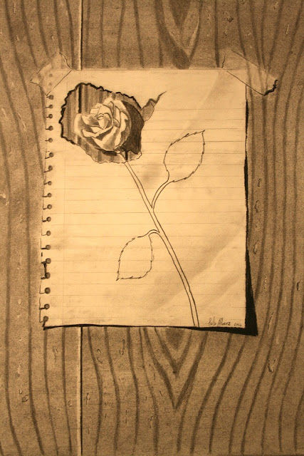 ROSA, PAPEL, Y MADERA