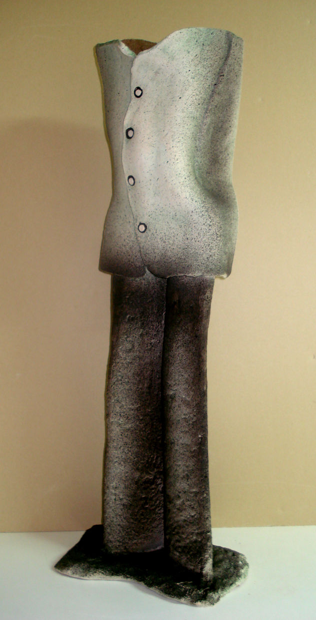 MUJER  VESTIDA  DE GRIS