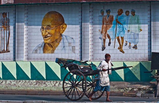 Kolkata - A rickshaw-puller passing Mahatma Gandhi Rd. metro-station Viajes Color (Digital)