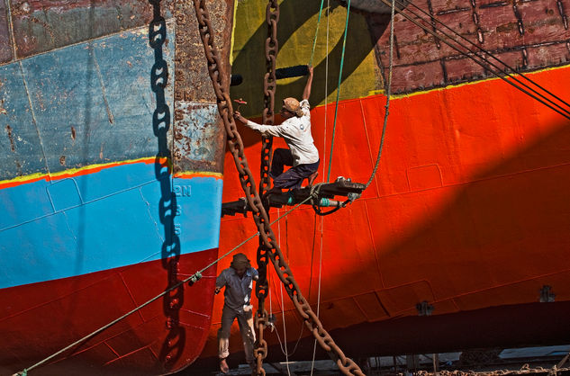 Bangladesh -Dockyard workers in Dhaka Viajes Color (Digital)