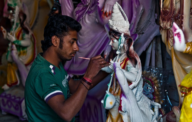 Kolkata - A statue of the goddess Saraswati gets the final paint Viajes Color (Digital)