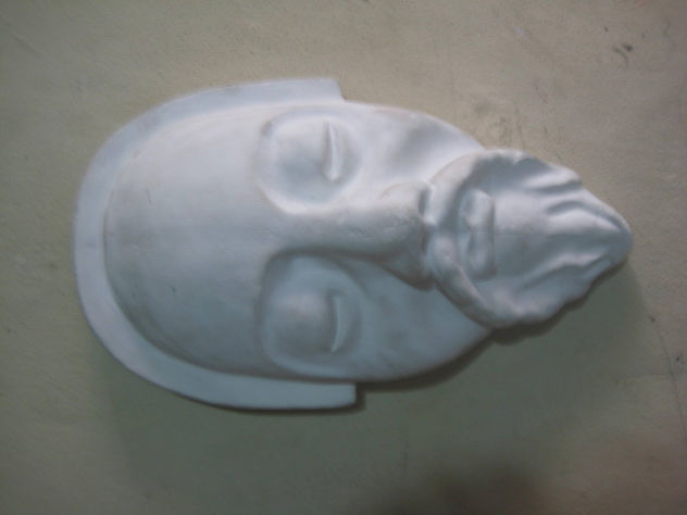 Meditando (escultura en yeso)
