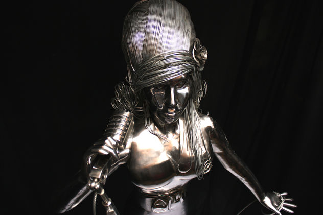 SCULPTURE AMY WINEHOUSE