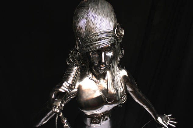 SCULPTURE AMY WINEHOUSE Metal Figurativa