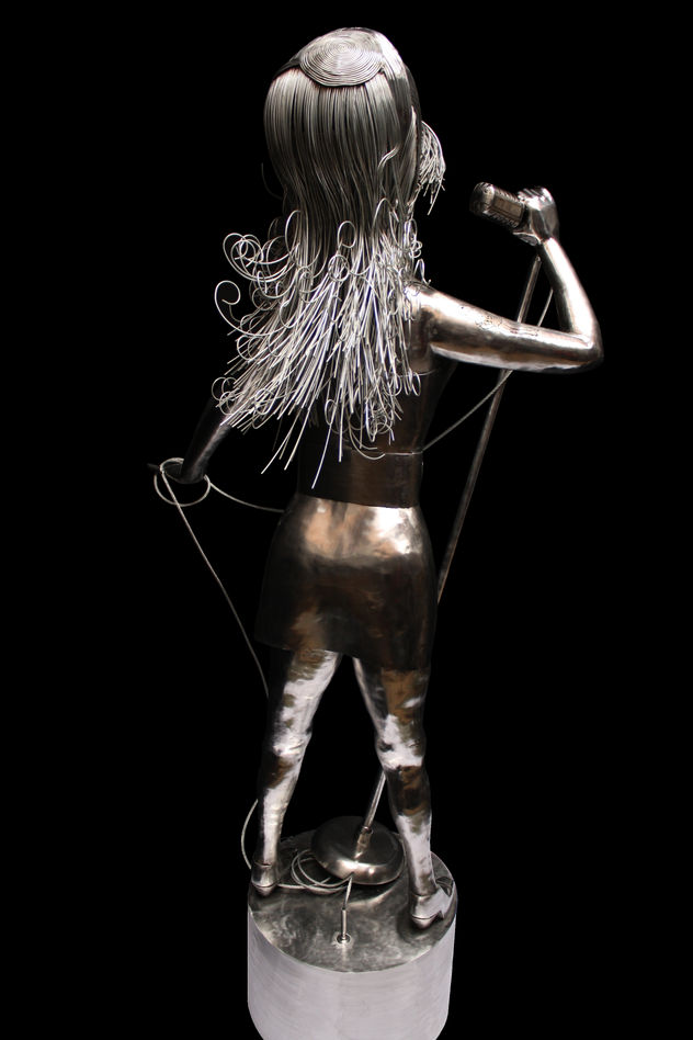 AMY WINEHOUSE SCULPTURE