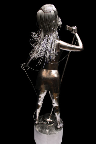 AMY WINEHOUSE SCULPTURE Metal Figurativa