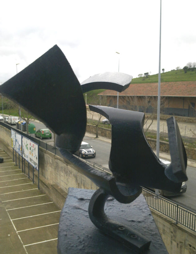 ESCULTURA ASOMADA AL BALCÓN
