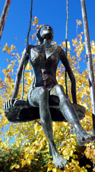 la chica del columpio 1 Bronze Figurative