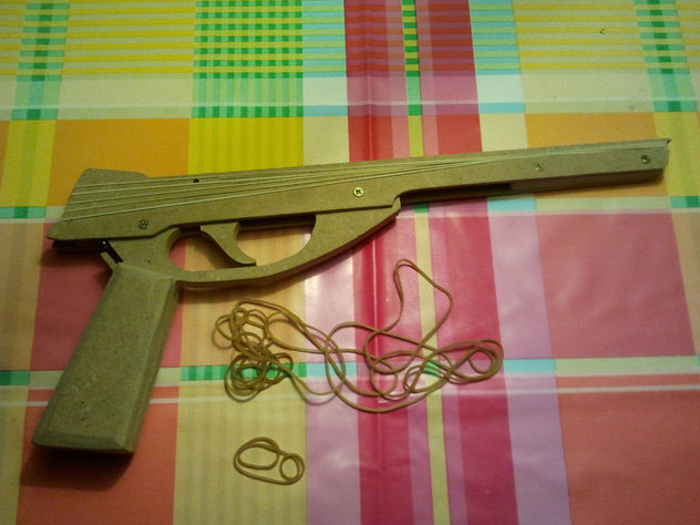 Pistola de madera  munición banditas elasticas