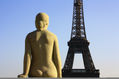 SENTADA EN TROCADERO