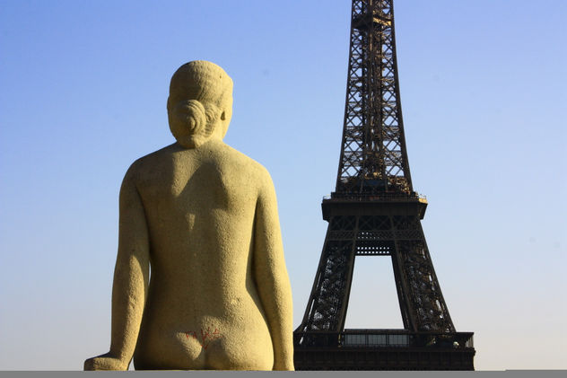 SENTADA EN TROCADERO