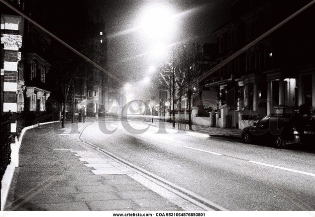 calle iluminada artificalmente Viajes Blanco y Negro (Química)