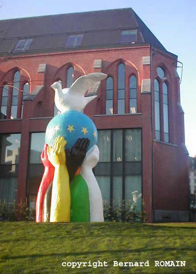 statue de l'Europe "unity in Peace" Mixed Figurative