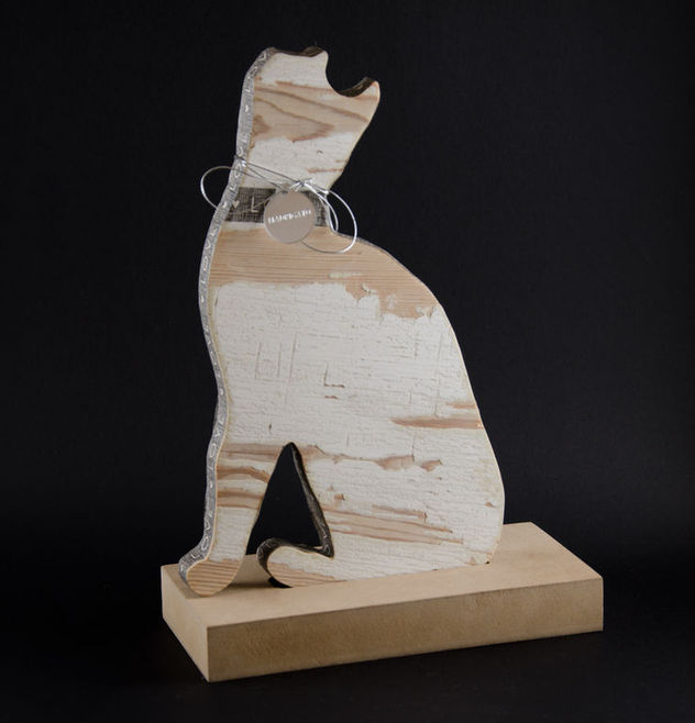 Gato de madera con cinta de papel