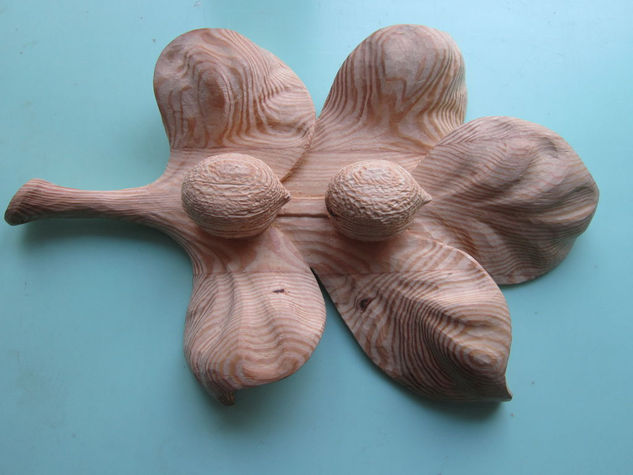 dos nueces Wood Figurative