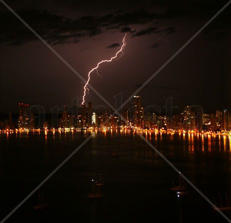 Rayo sobre Bocagrande