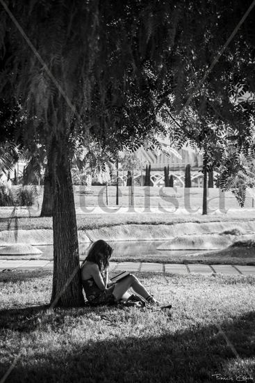 Leyendo Otras temáticas Blanco y Negro (Digital)