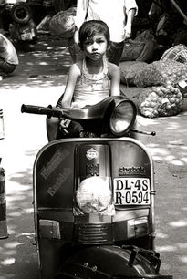 Niña en moto