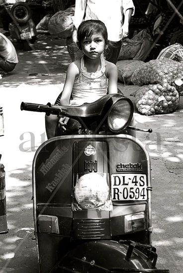 Niña en moto Travel Black and White (Digital)