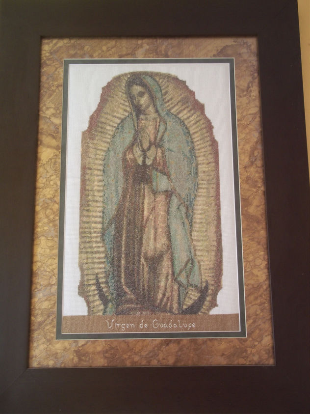 CUADRO DE LA VIRGEN DE GUADALUPE EN PUNTO DE CRUZ