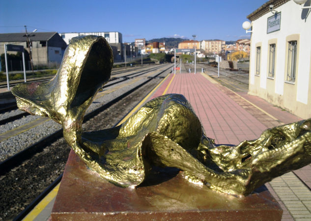 MONUMENTO A LA MUJER Metal Figurativa