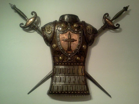 Pectoral con espadas