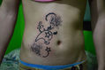 Tattoo de flores de lotto y estrellas