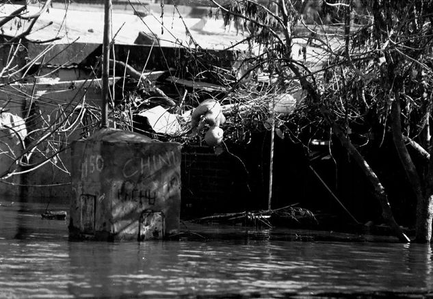 CUANDO EL AGUA DDUELE Fotoperiodismo y documental Blanco y Negro (Química)