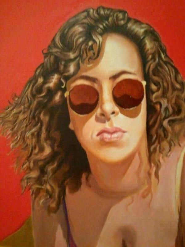 Detalle mujer tomando el sol