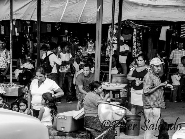 Sociedad en una para de bus rural Fotoperiodismo y documental Blanco y Negro (Digital)