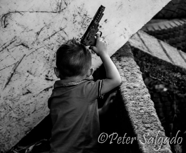 Niño y arma de juguete Photojournalism and Documentary Black and White (Digital)