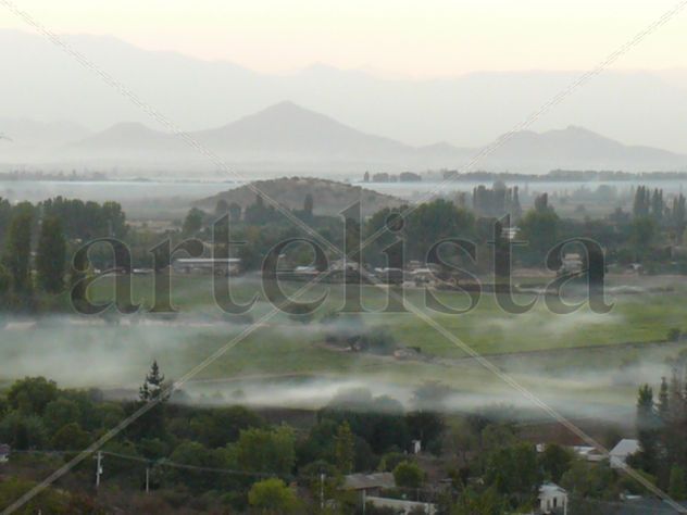 Valle con niebla frente a la silhueta Andina