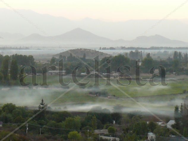 Valle con niebla frente a la silhueta Andina Naturaleza Color (Digital)