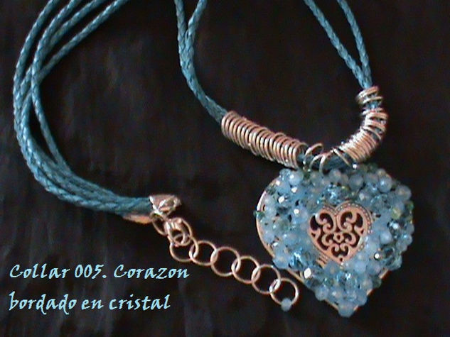 Hermoso collar en cristales. 