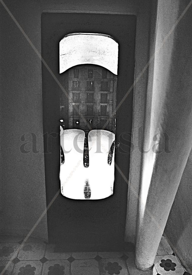 La realidad reflejada en una puerta