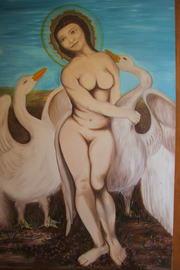 figura de mujer acompañada